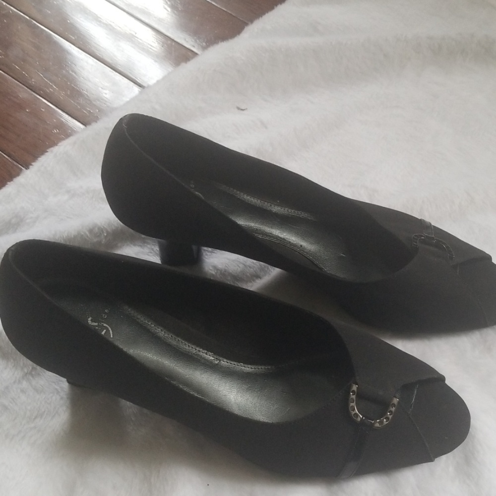 Black pumps